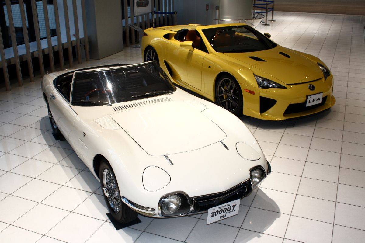 ボンドカー(2000GT)とレクサスLFAロードスター