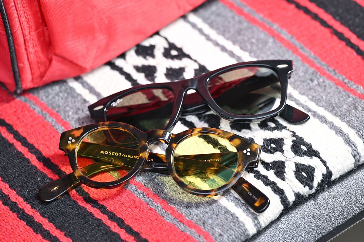 運転のときのファッション・アイテムはサングラスとキイホルダー。黄色いレンズはモスコットで黒はレイバン。「黄色いレンズは雨の日に明るく見えてラクなんです」。