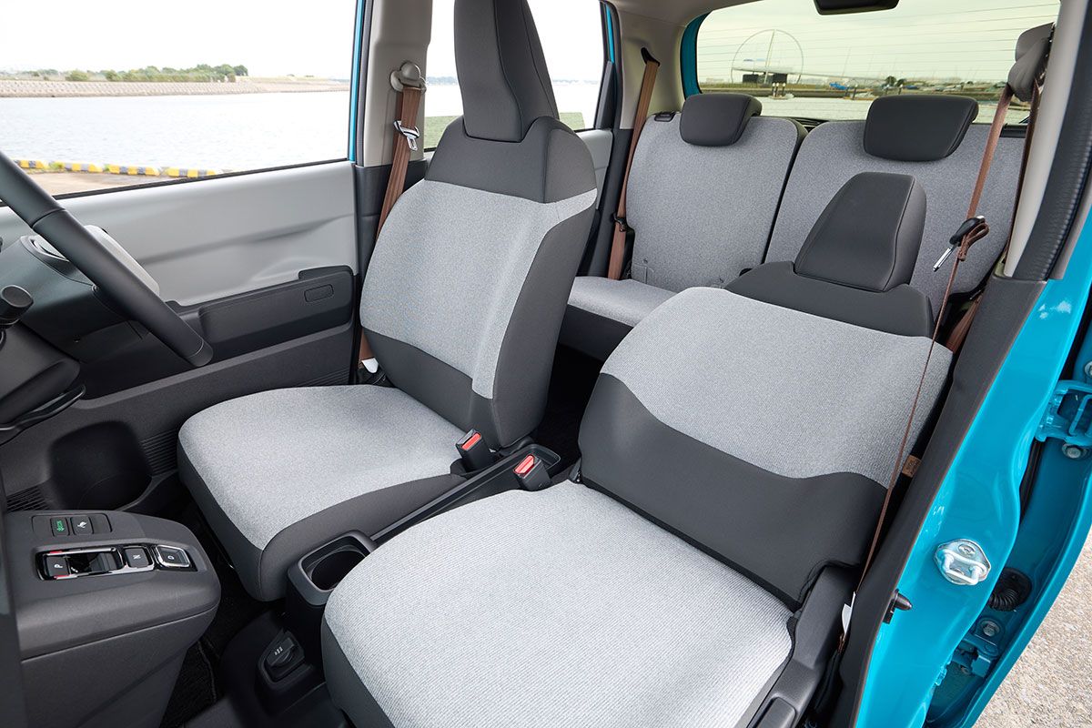 薄いグレーを用いた明るいイメージのインテリア。