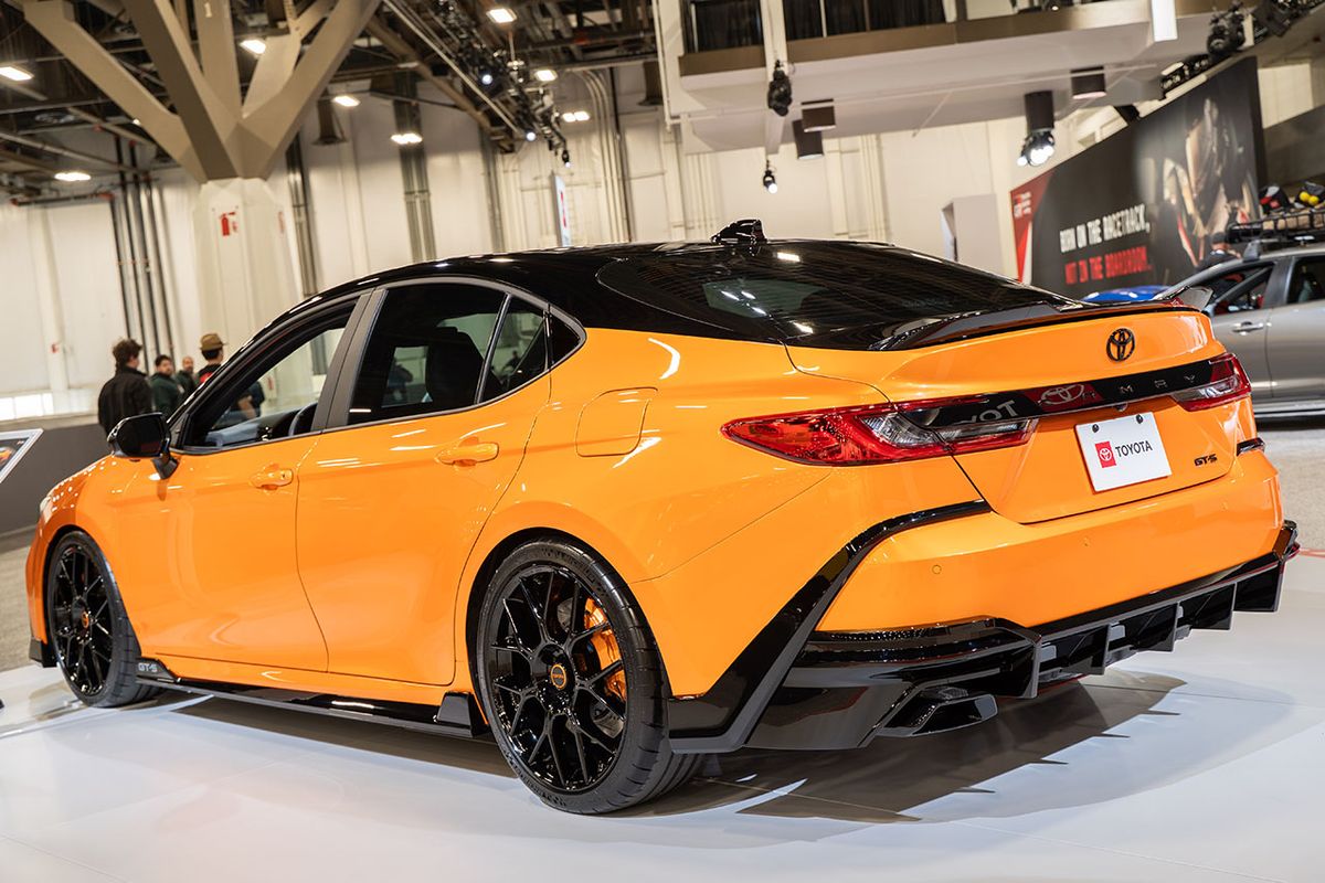 リアビューではツートンの雰囲気がより感じられる