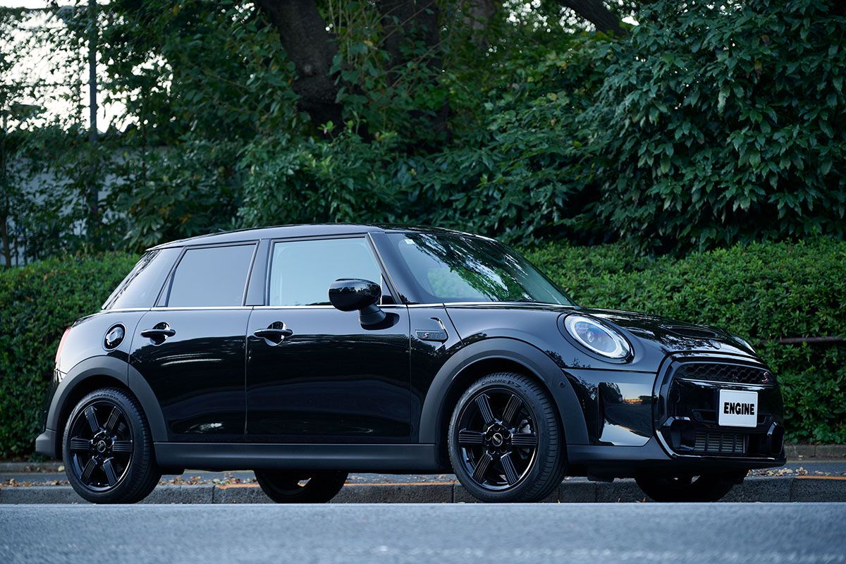 第3世代MINI、第3のボディ・タイプとして2014年に登場した5ドア。鴨志田さんのMINIクーパーSD5ドアは2024年型で、大型グリル、新型LEDヘッドランプ＆テールランプを採用したマイチェン後のモデルである。