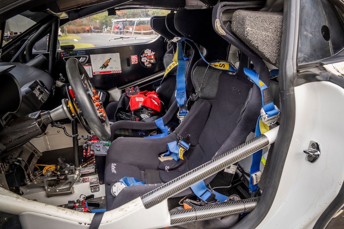 フルバケットシートは頭部の保護にかなり気を使った形状となっている。