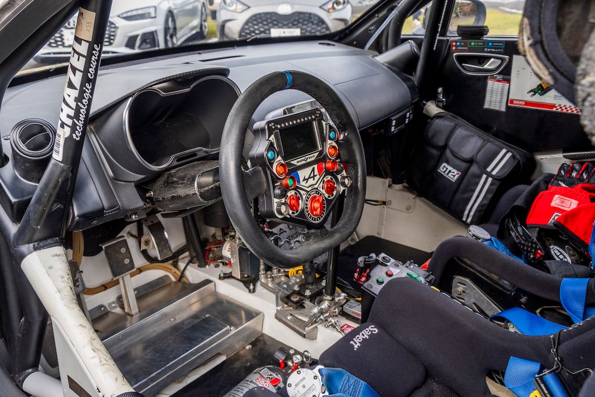 内装は市販モデルのパーツはほぼすべて取り除かれ、残っているのはインパネの上半分のみ。