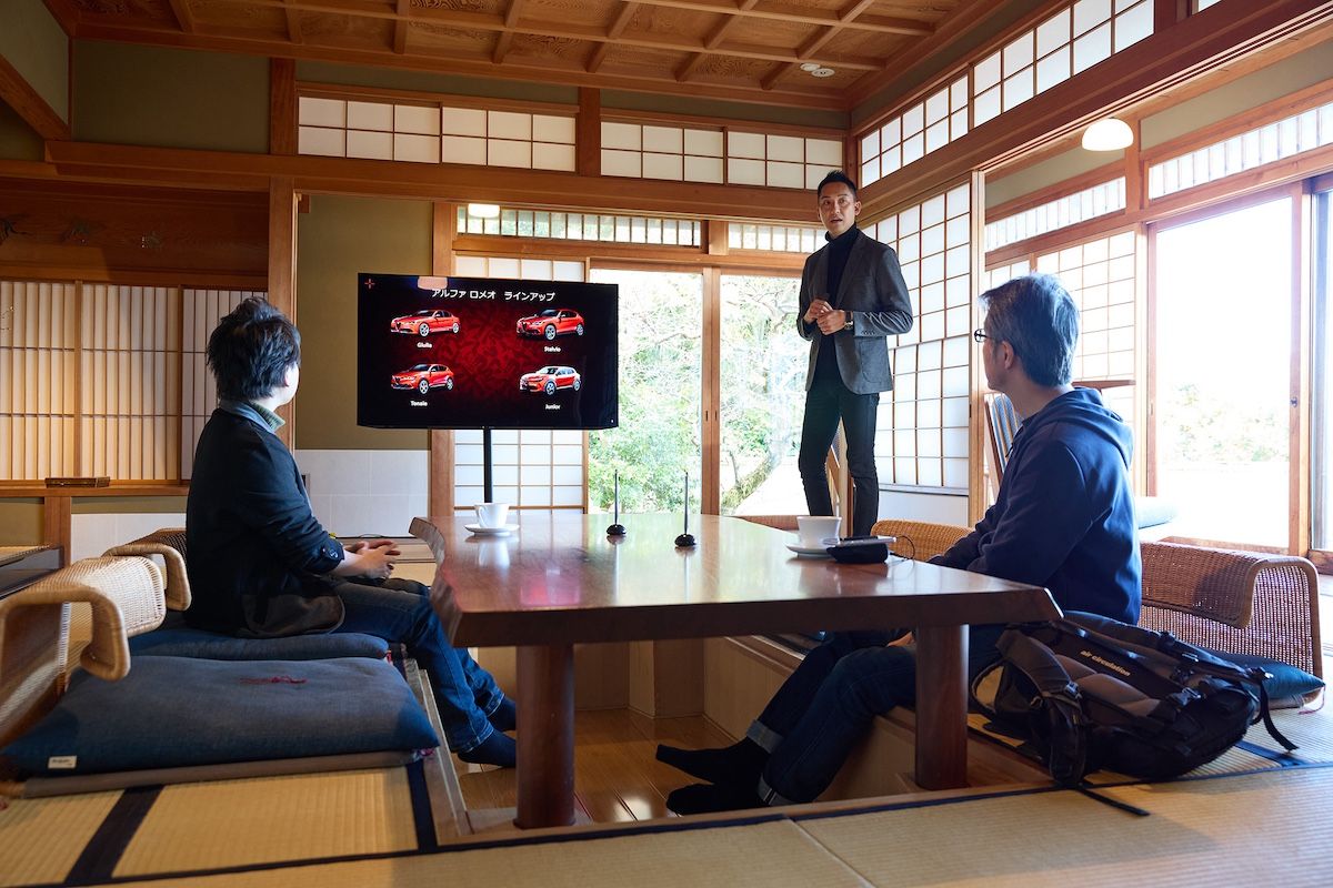 ブリーフィングは離れで行った。