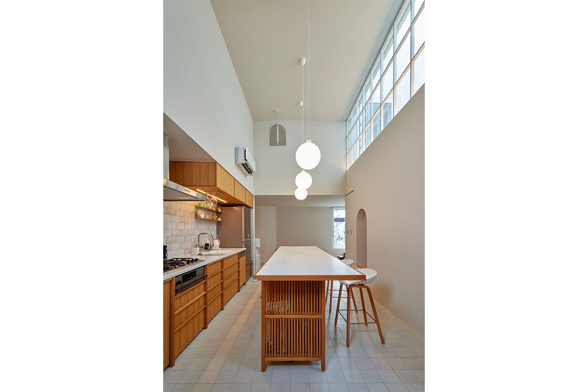 10位。スカイツリーの見える、最上階のバスルーム。朝の洗顔、歯磨きも心地よい空間。窓の外のテラスにも、ここからアクセスできる。