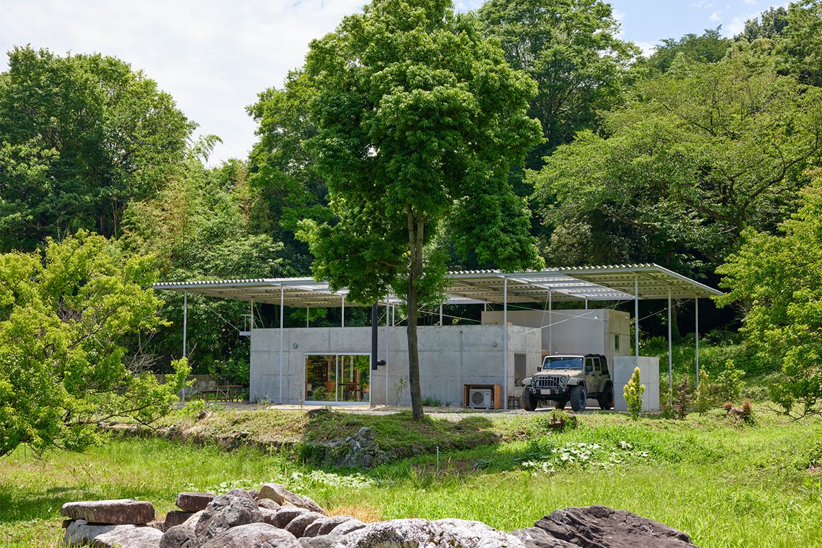 8位。シンプルだが潔いデザインのバスルーム。仕上げは質素だが、窓の外の景色は贅沢。階段を上った先は収納。