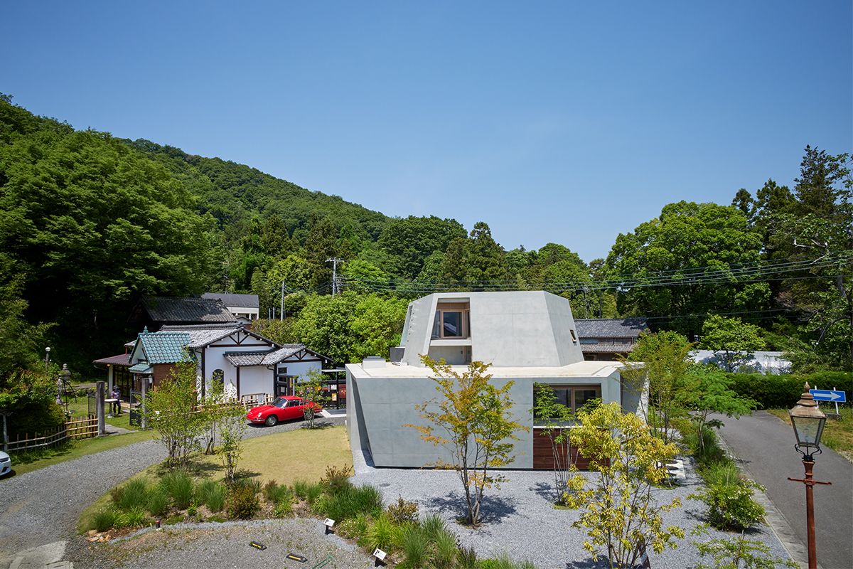 9位。半屋外の露天風呂。左手にちょっとしたシャワーエリアが用意されている。正面の山に、先祖ゆかりの神社がある。