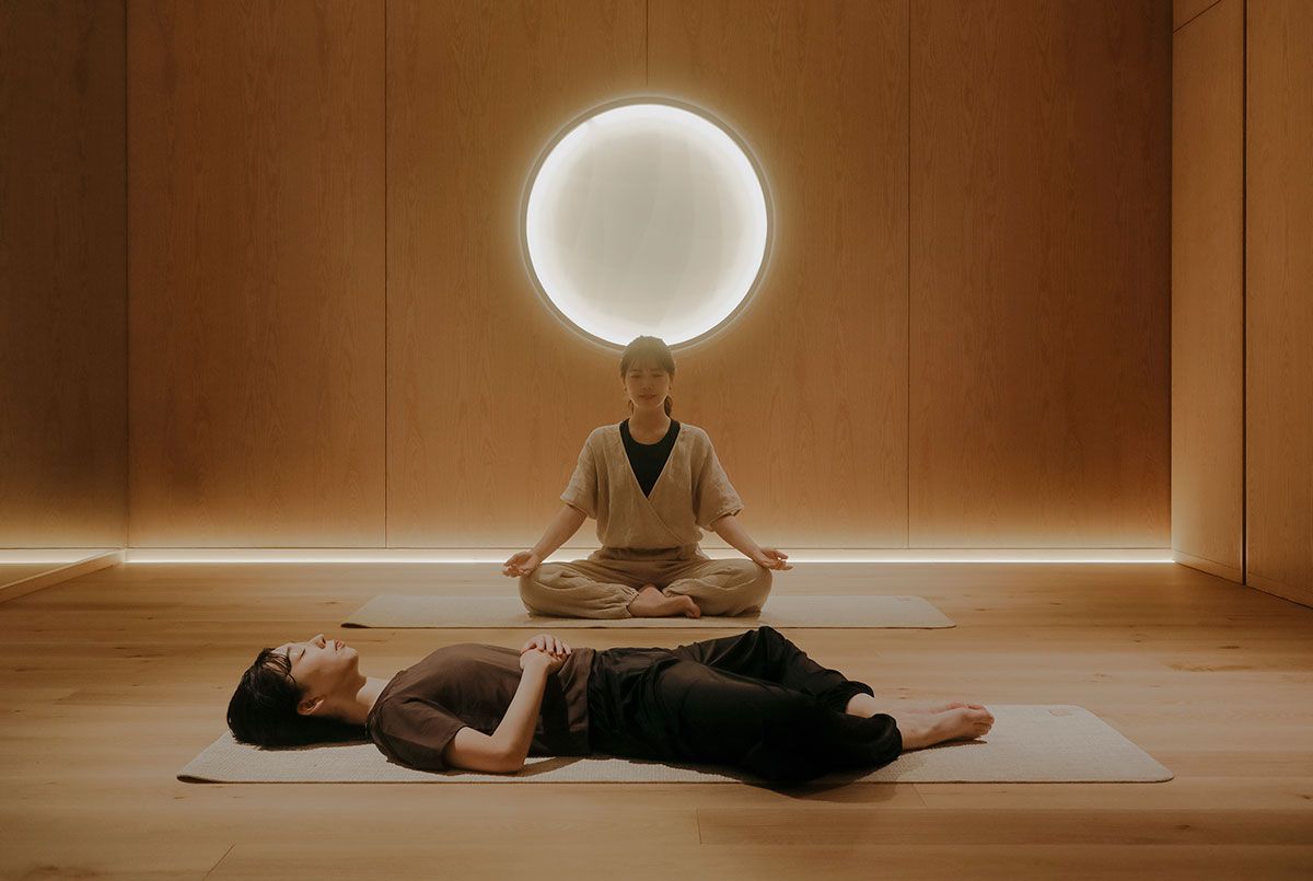 「眠りのヨガ」と呼ばれるヨガニードラは横になったまま深いリラックス状態へと導く瞑想法。インストラクターの指導で行われる。