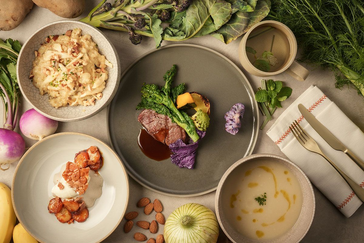 旬の野菜を使ったスープと和牛フィレ肉の炭火焼きの特別メニュー。お腹に優しく、睡眠の質を上げる栄養素が含まれている。