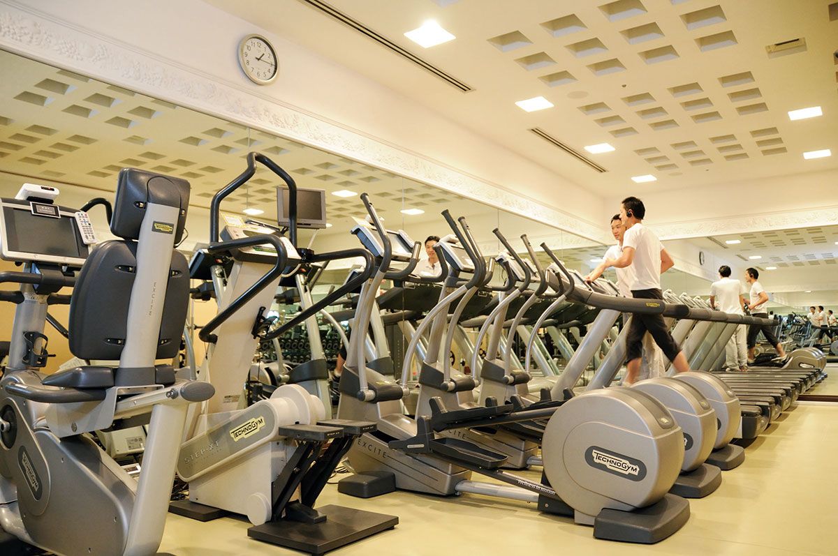 ジムで適度なエクササイズを。心地いい疲労感が安眠に効果的。