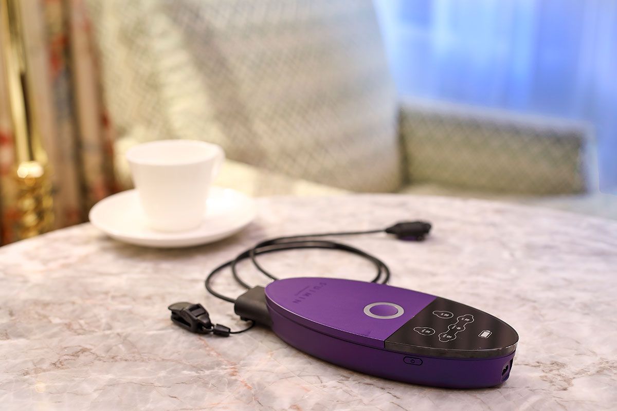 睡眠計測サービスの脳波測定装置デバイス「InSomnograf（インソムノグラフ）」。軽量でコンパクトながら、取得した脳波のデータからレム睡眠、ノンレム睡眠の睡眠経過図や、眠りの深さ、中途覚醒指数などの約20の睡眠指標を一晩ごとに算出する。