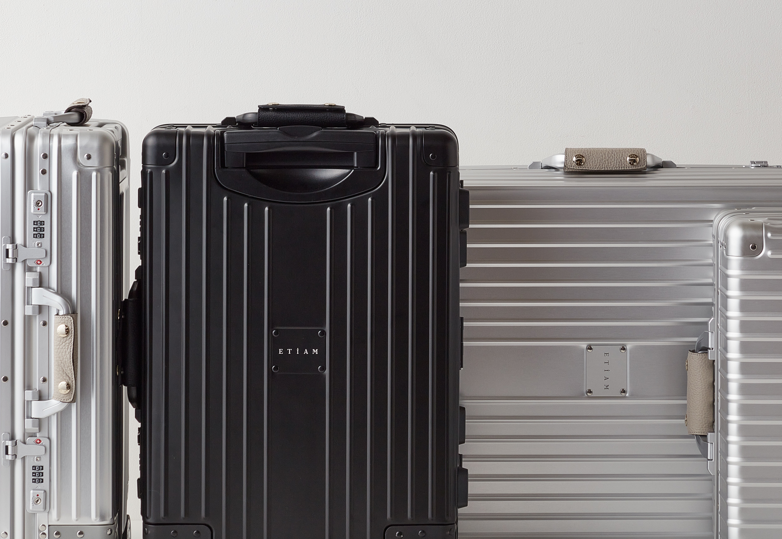 新たな世界へ！ エティアムからアルミニウム合金製のスーツケースが