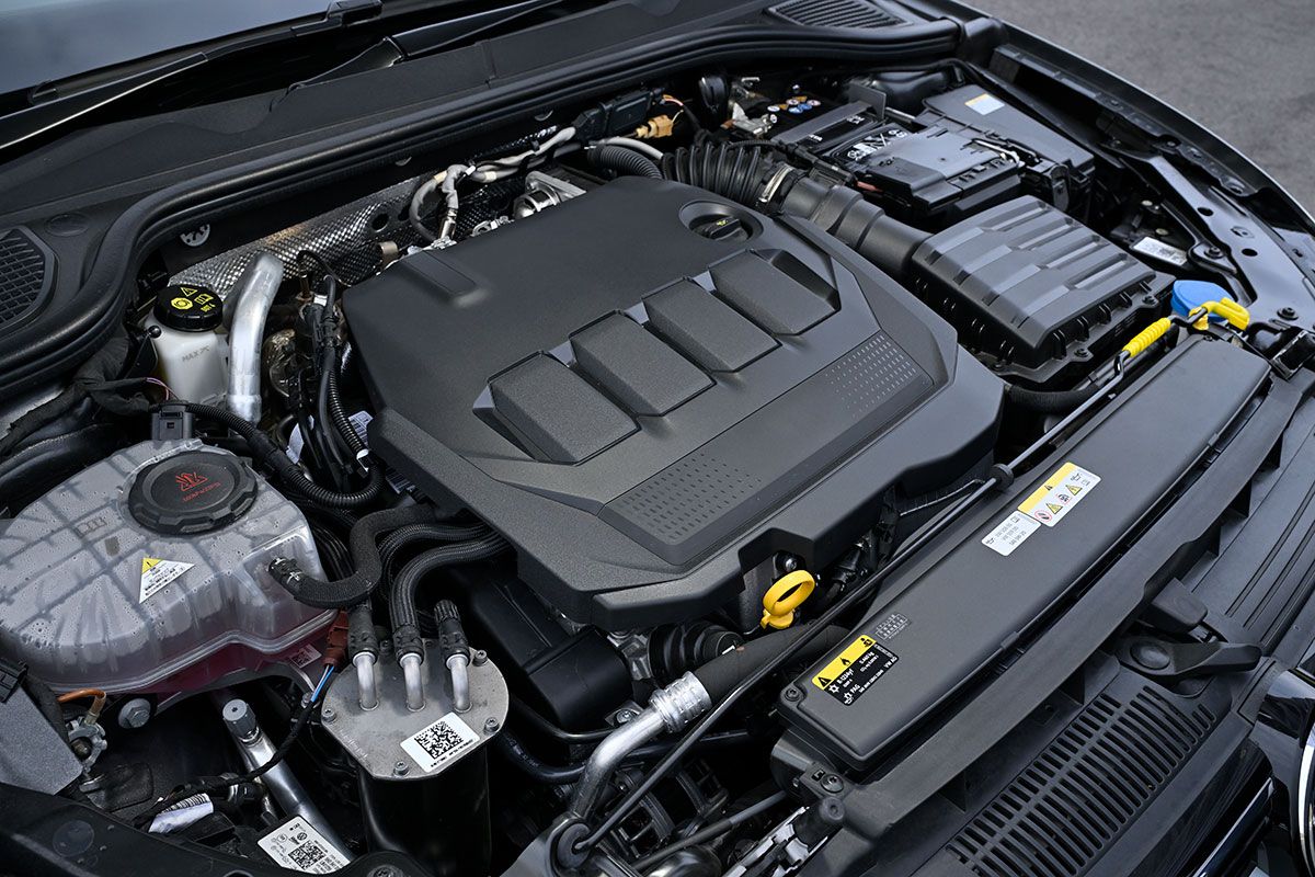 TDIエンジンは2系統の触媒コンバーターと排気再循環システムを採用した最新の「EA288 evo」型。