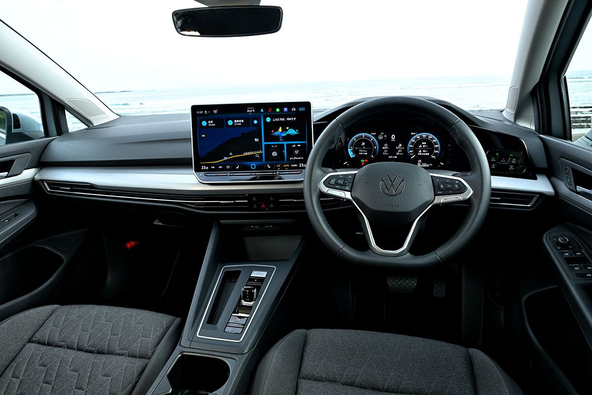 ダッシュボード中央には12.9インチの大型ディスプレイが備わり、ナビやオーディオからエアコンまで、ほとんどの操作をここから行う。前期型に対して、現行の「8. 5型」になり、操作性は大幅に向上した。