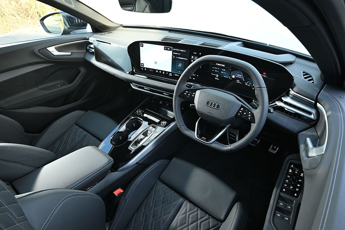 インテリアには最新のインフォテイメントシステム「MMI」を採用。