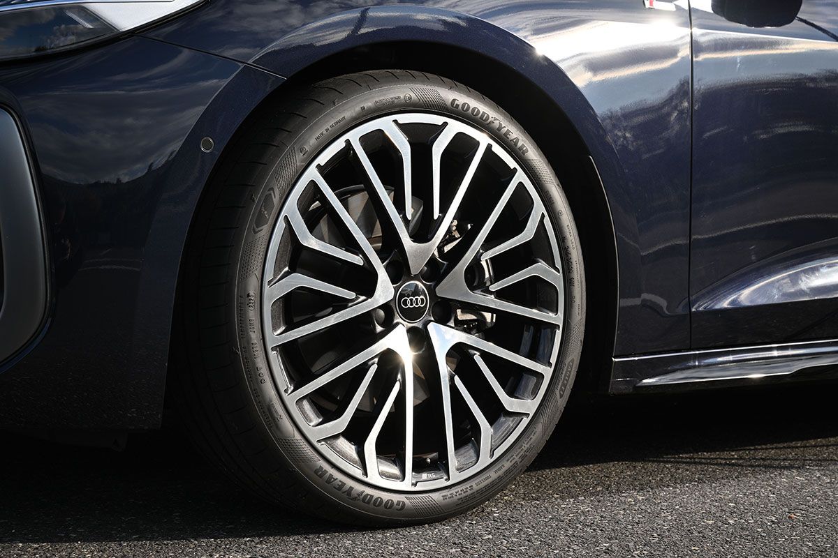 試乗車のタイヤサイズは245/35R20。