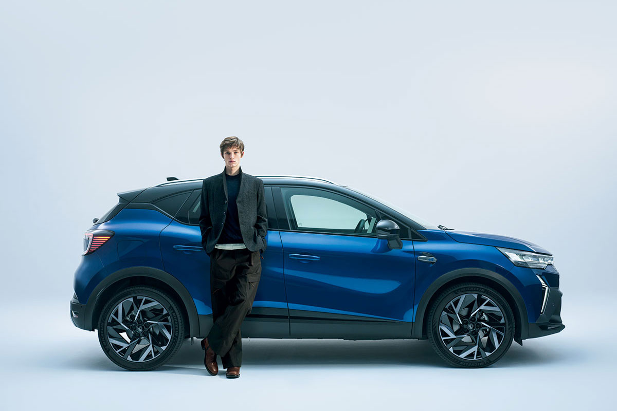 ジャケット62万7000円、ニット40万7000円、Tシャツ14万4100円※参考価格、ベルト付きトラウザーズ56万1000円※参考価格、シューズ16万5000円 ※すべて予定価格（プラダ／プラダ クライアントサービス Tel.0120-45-1913）