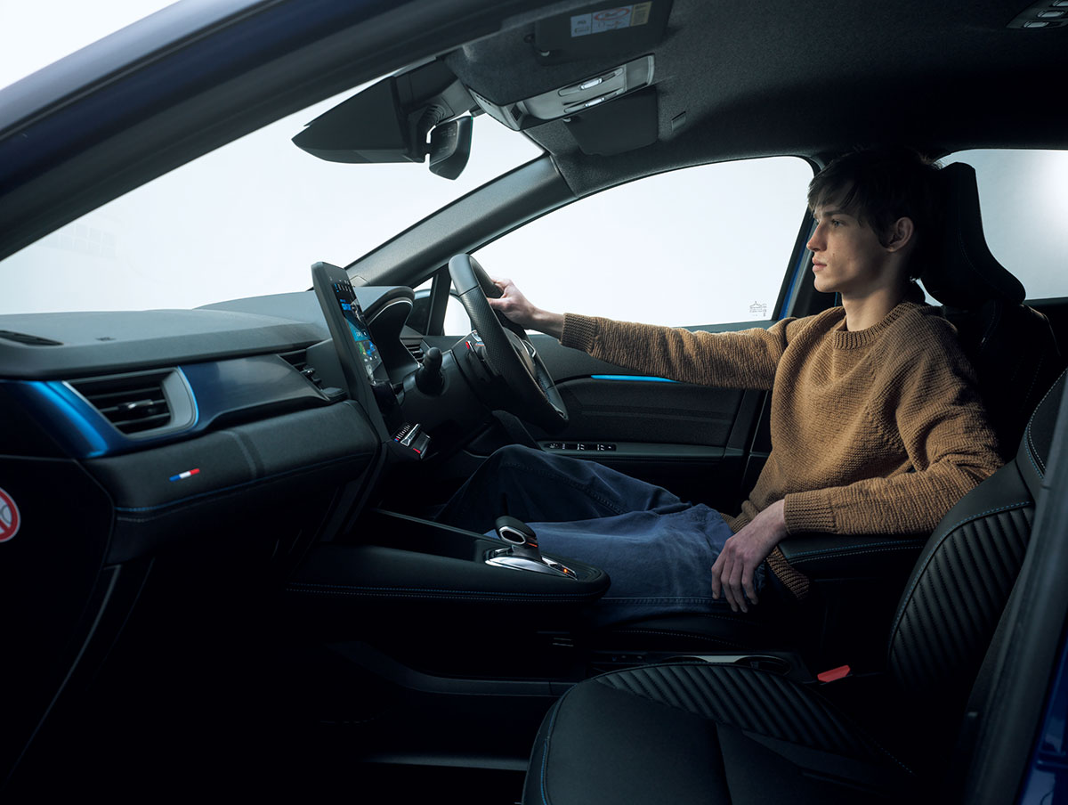 ニット24万2000円※参考価格、トラウザーズ25万8500円※すべて予定価格（プラダ／プラダ クライアントサービス Tel.0120-45-1913）