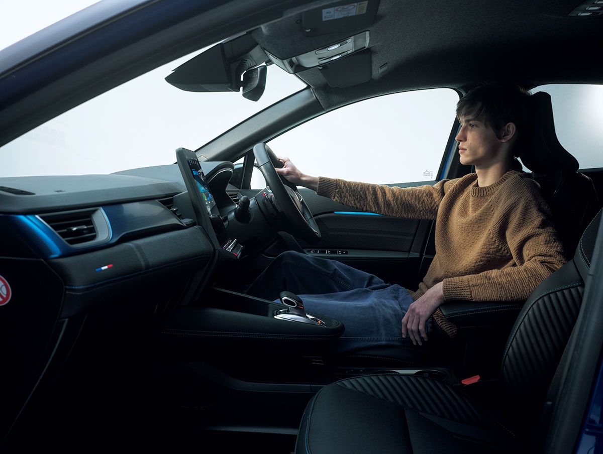 ニット24万2000円※参考価格、トラウザーズ25万8500円※すべて予定価格（プラダ／プラダ クライアントサービス Tel.0120-45-1913）