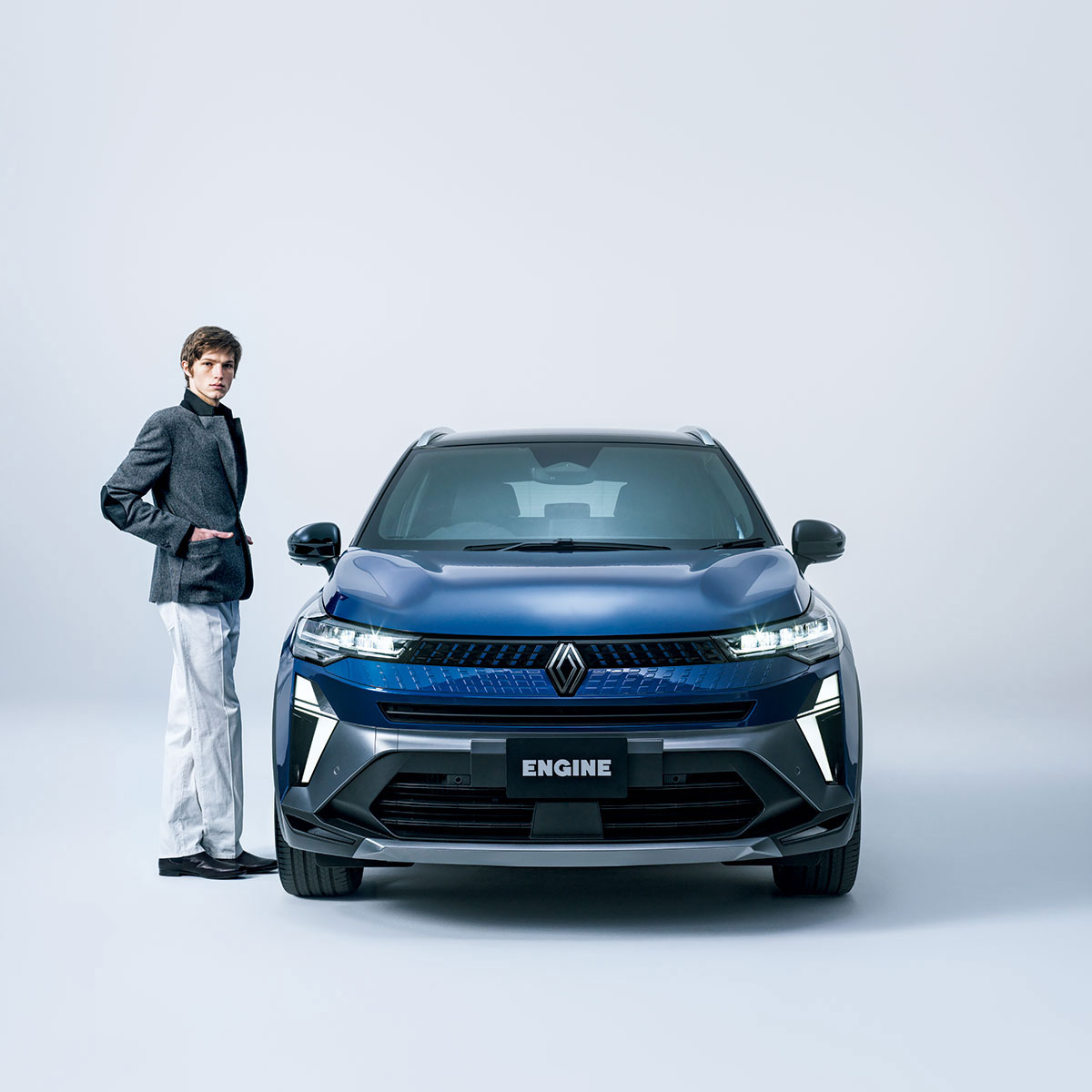 ジャケット64万9000円※参考価格、セーター33万5500円、デニムパンツ17万6000円※参考価格、シューズ24万2000円※すべて予定価格