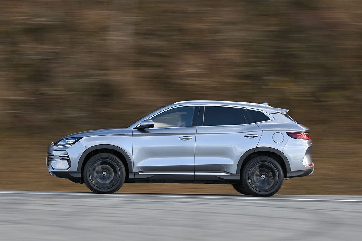 鋭いエッジのキャラクターラインがデザイン上のアクセントとなっている。