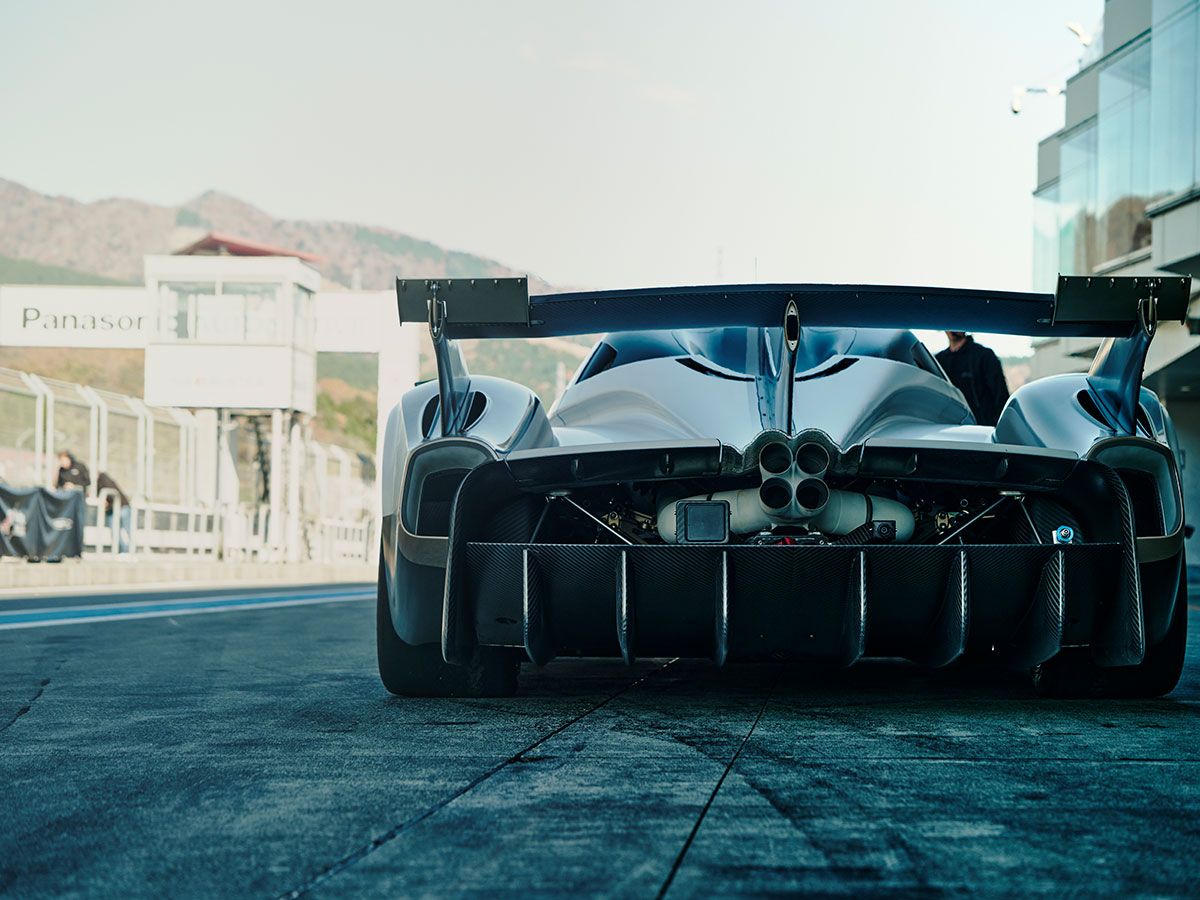 車名とミラー以外は完全に新設計。特に60年代のル・マンレーシングカーを彷彿とさせるロングテールデザインがクルマ好きを虜にする。