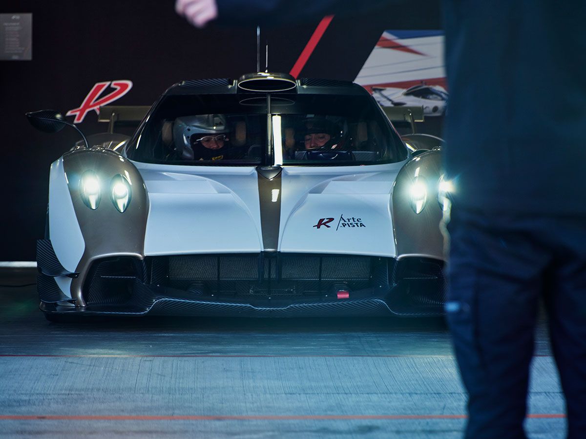 当時のオープンレーシングカーのオマージュでもある。