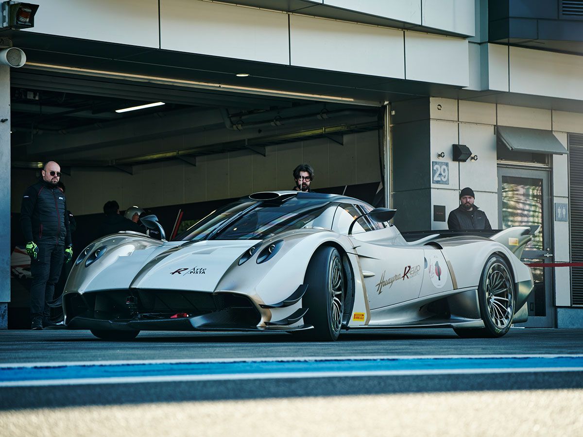 アジア初披露となった最新のRモデル、ウアイラR Evo ロードスター。