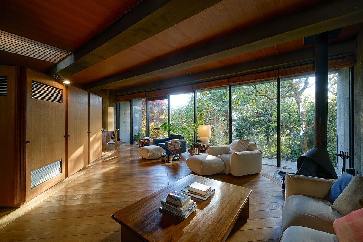 当時としては画期的だった巨大なワンルーム空間。天井高は2.7mで、50年前の住宅とは思えないガラスの大きさ。左手に“ボックス”が見える。床は30年ほど前の増改築の際にフローリングとなり床暖房も施された。