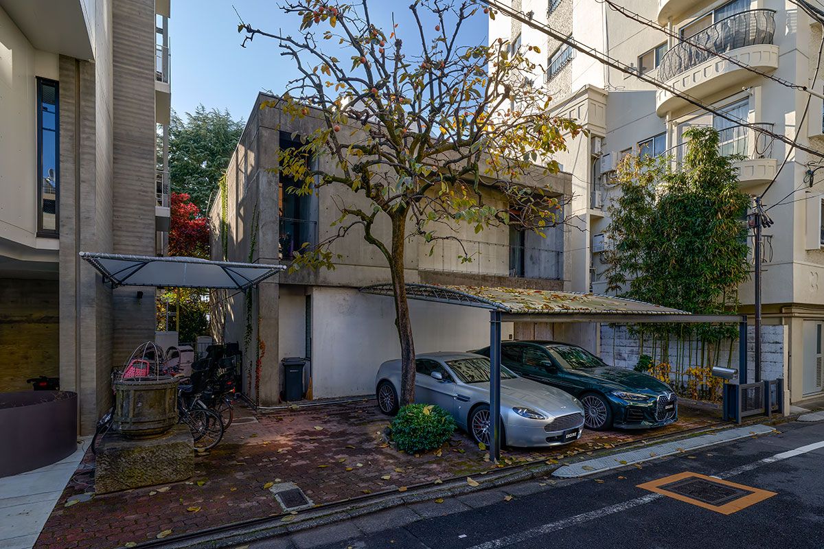 コンクリート造だが控えめな意匠。左隣には、かつて両親の家が。今は横河さん設計の集合住宅が建つ。