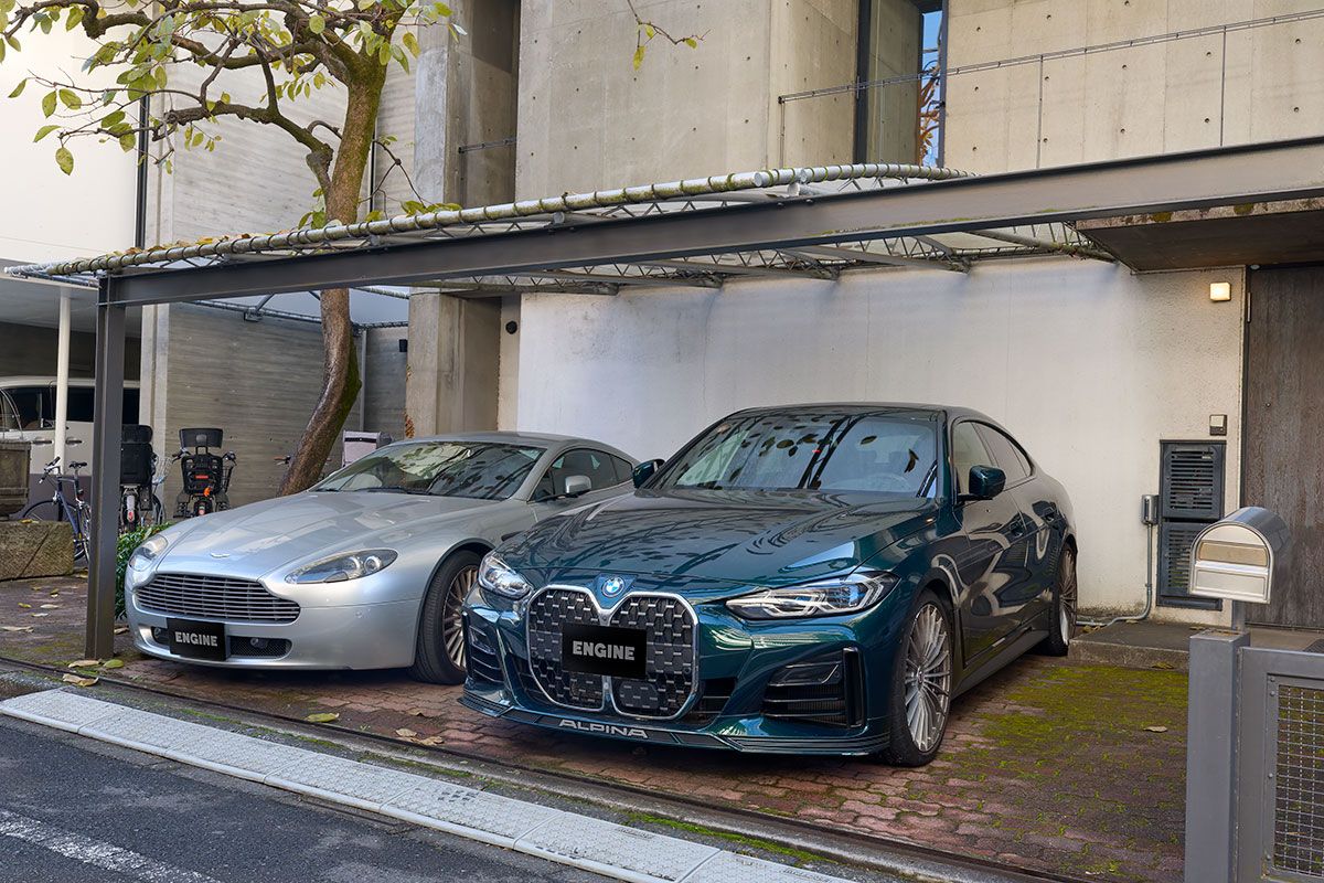 両親ともクルマを運転していたので、家には複数台分のカーポートがあった。