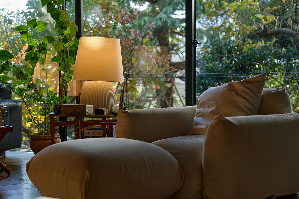 デザインを手掛けたYAMAGIWA社の照明“asa-san”。名前は奥様から来ている。