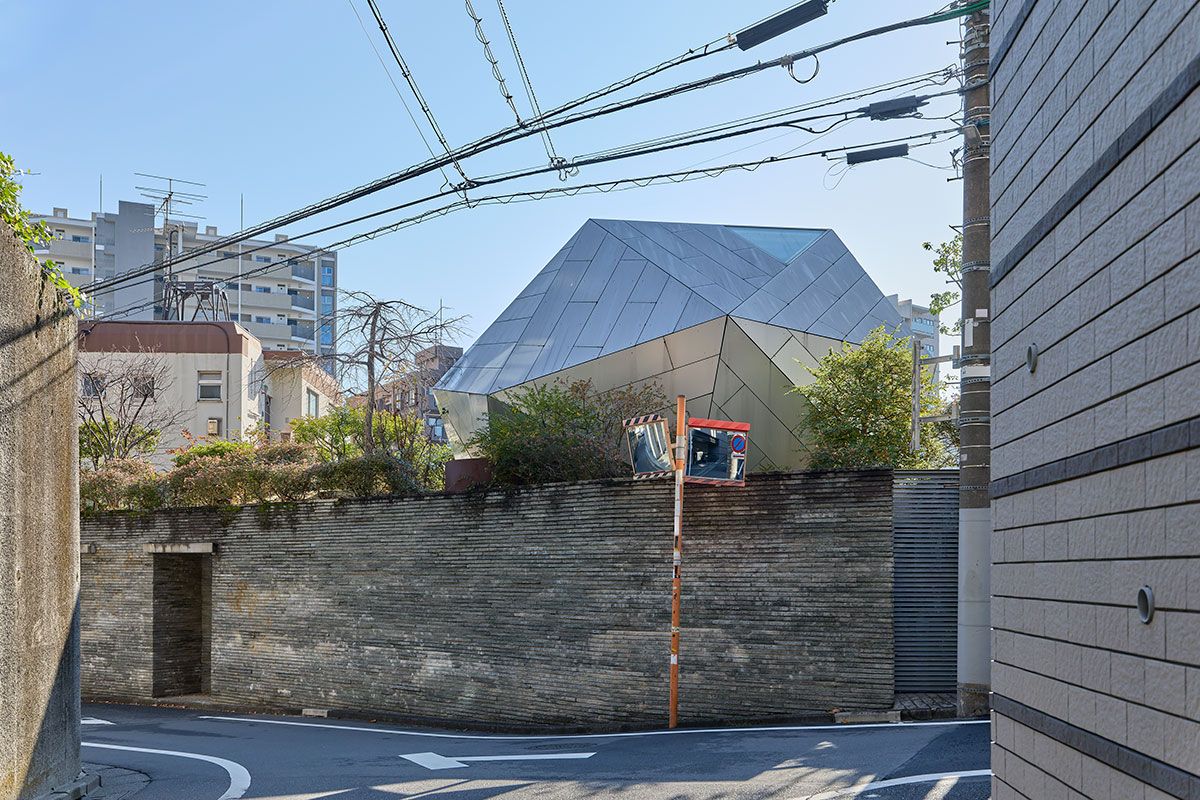 ■横河健:1948年、東京生まれ。慶應高校から同大学法学部への進学が内定していが、美大で学ぶことを希望し日本大学芸術学部美術学科へ。卒業後はデザイナーとして黒川雅之の事務所に勤務するも、建築に関心が移り友人らと設計事務所クレヨン&アソシエイツを共同主宰。以来、建築設計を中心に活動。82年に自身の事務所を設立。日比谷公園前派出所、大江戸線汐留駅・大門駅、グラスハウス(岡山県)などの公共施設を手掛けるとともに、数多くの住宅を設計する(写真)。受賞歴多数。近著に『美しい住宅へ』(左右社)がある。