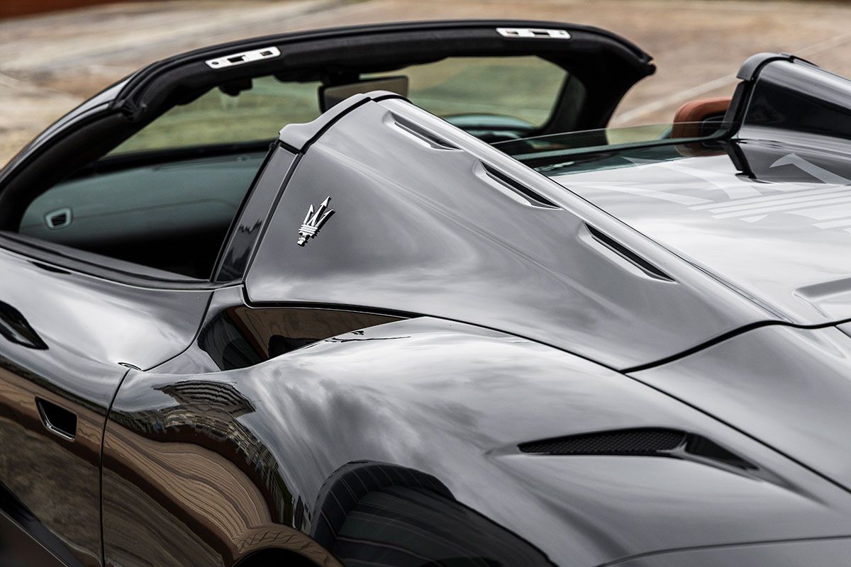 MC20チェロの細部には、マセラティの美学と今村さんのこだわりが重なる。