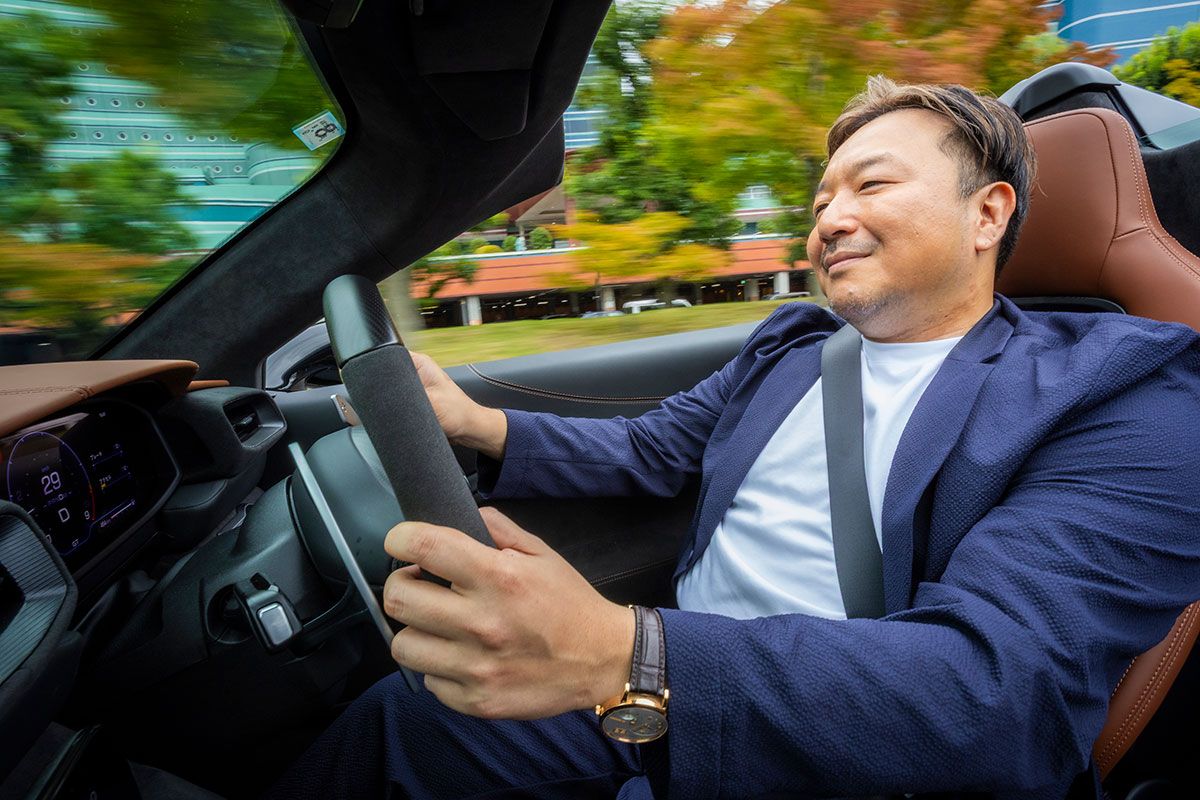 今村さんが惹かれたのは、このクルマに宿る品と情熱、そして敬愛する先輩作家への想いからだった。