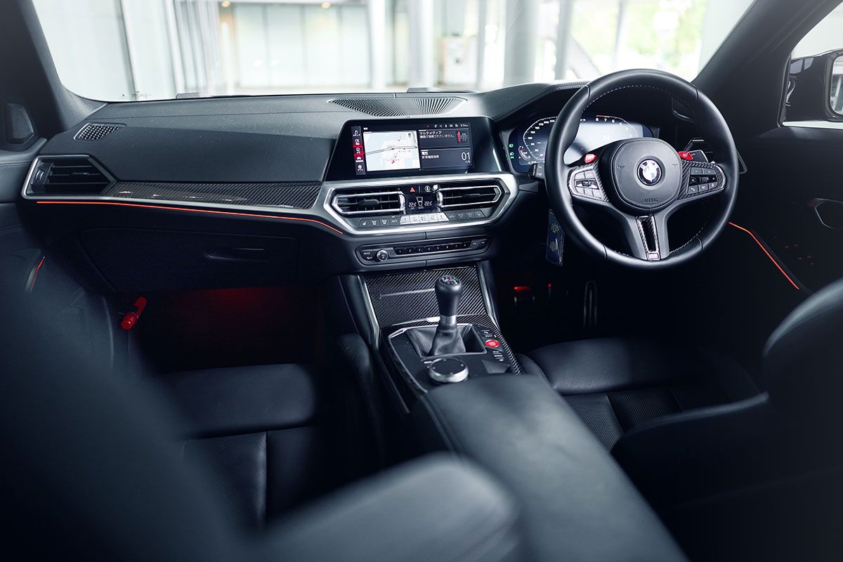 外観と同様に、インテリアも黒一色で統一されている。2021年に発売された現行型M3は、原則として8速ATモデルのみが導入されているが、古畑さんのM3は6段MT仕様。