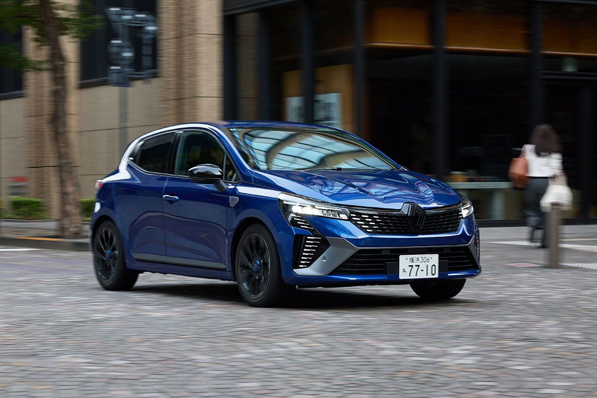 マイナーチェンジで顔つきがガラリと変わった5代目ルノー・ルーテシア。試乗車は新たに設定されたエスプリ・アルピーヌ仕様で、バンパーにF1ブレードと呼ばれる銀の装飾が入り、フェンダーにはエスプリ・アルピーヌのバッヂが付く。