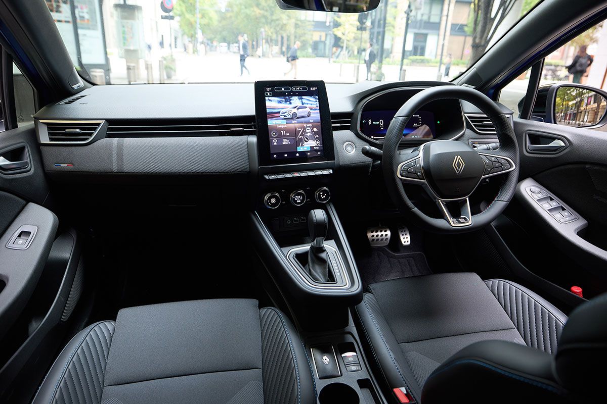 内装ではシートバックをはじめ各所にアルピーヌのロゴが配されている。