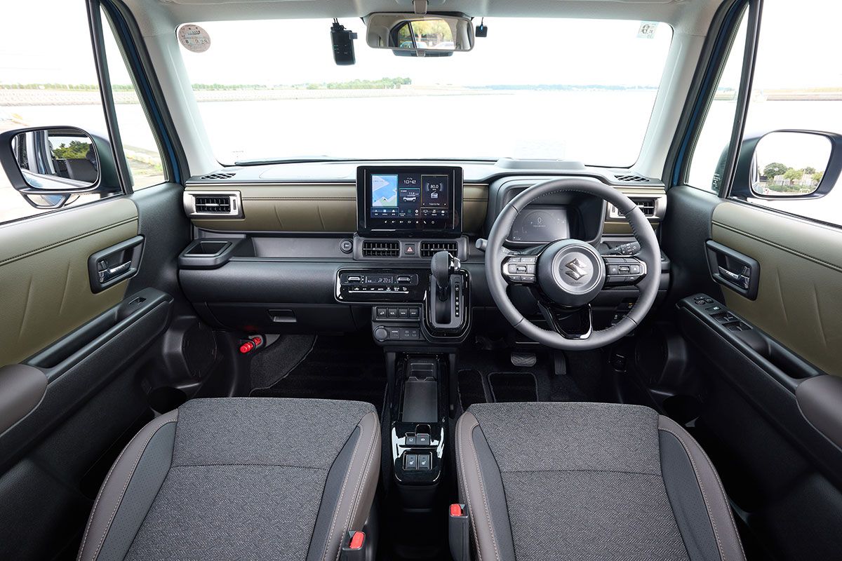 インパネはSUVらしい無骨なデザイン。