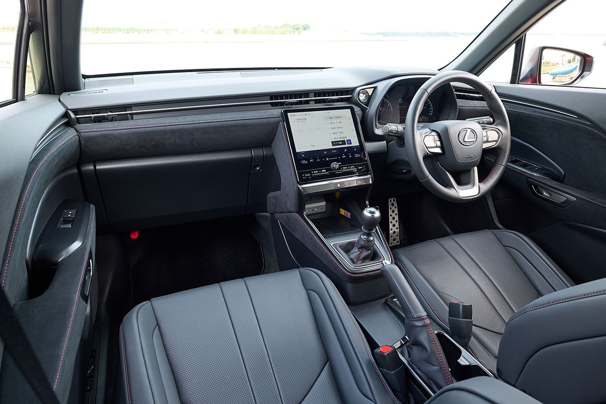 赤いステッチをアクセントに用いた黒色のレザーを用いた上質なインテリア。