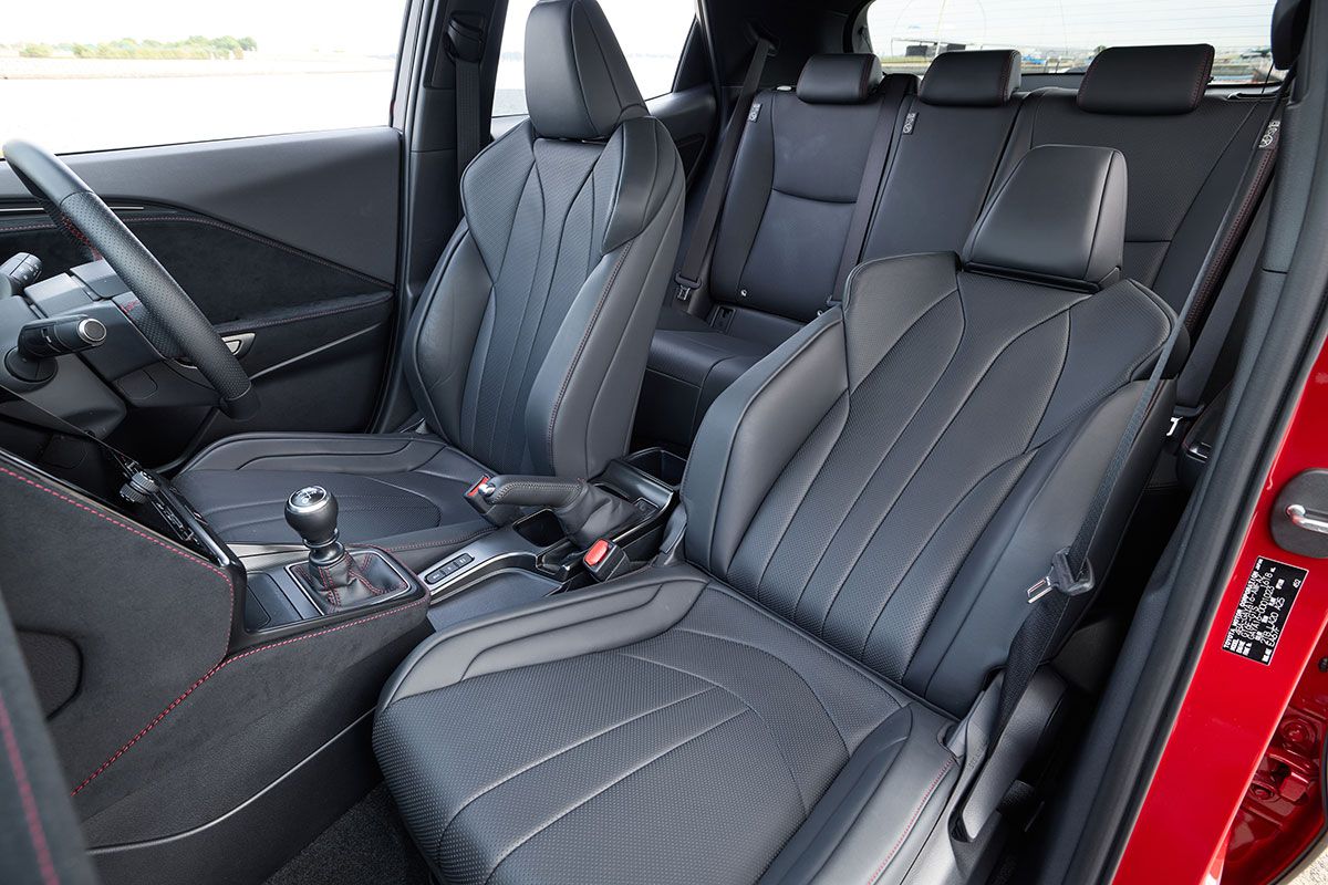 カスタマイズでシートやステアリング、シートベルトもコーディネートできるのはほかのレクサス車と同様だ。