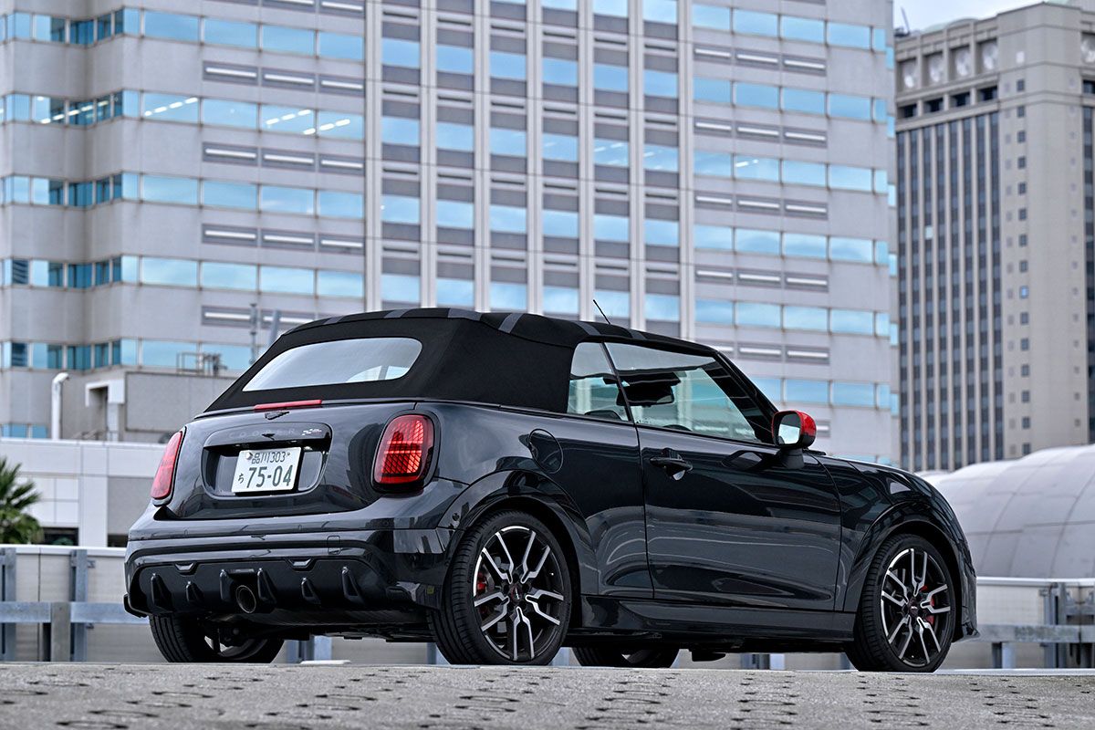 JCW専用チューニングとハイパワーなガソリン・エンジンが、硬質なドライビングダイナミクスを発揮。ルーフレス構造の弱点を克服するために強化されたボディとサスペンションが、強烈な加速と正確なハンドリングを実現する。クローズ時でもエンジン・サウンドと外界のインフォメーションがあえてドライバーを刺激してくれ、JCWスピリットを五感で体感できる。