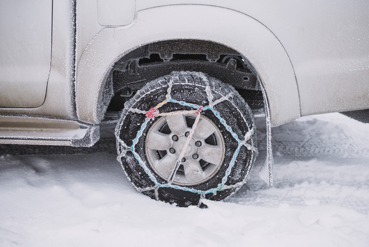 雪道はスタッドレスがいいけど凍結路面はチェーンの方がいい 雪道はスタッドレスがいいけど凍結路面はチェーンの方がいい