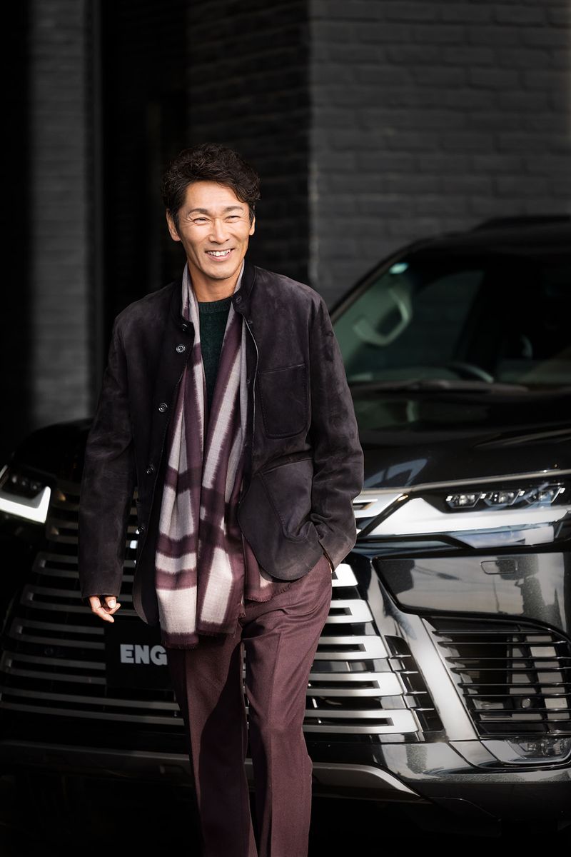 レザージャケット 121万円、ニット 26万6200円、パンツ 14万8500円、スカーフ 12万4300円、ベルト 8万9100円　すべてBERLUTI ／問い合わせベルルッティ・インフォメーション・デスク Tel.0120-961-859