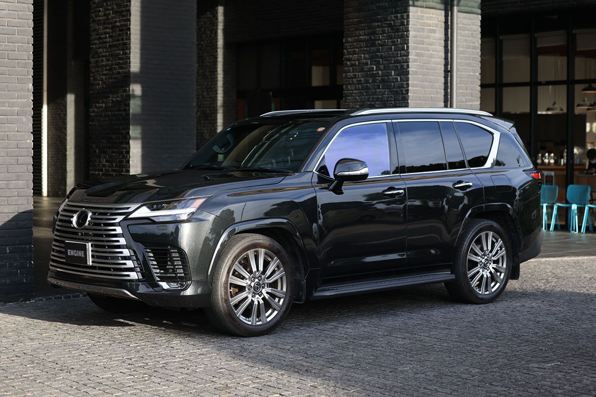 LEXUS LX 「家族のために少し大きなクルマが欲しいと思っていました。LXが出たときにこれだ！　と思ったんです。すごくいいですよ。そこまでやらなくてもいいのにと思うほど、いろいろと気がきく装置が付いてます。静粛性や走りの安定感にも満足しています」と元木さんはL Xを絶賛した。次に欲しいクルマは？　と聞いたら「レクサスL M」と言った。