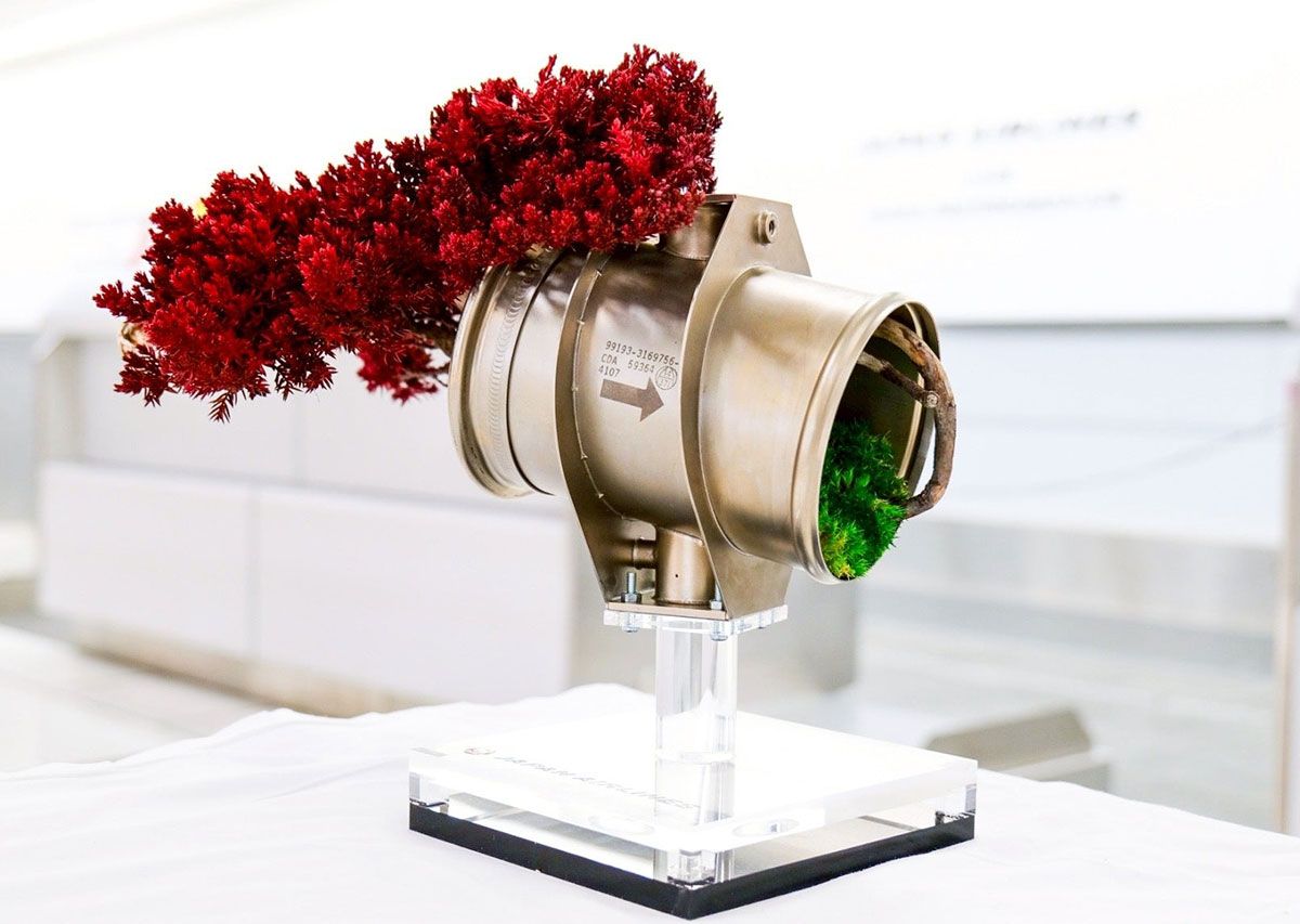 JALエンジニアリングとコラボしたアート。航空機の廃棄部品と組み合わせている。成田空港第2ターミナルで公開中（2025年12月31日まで）。