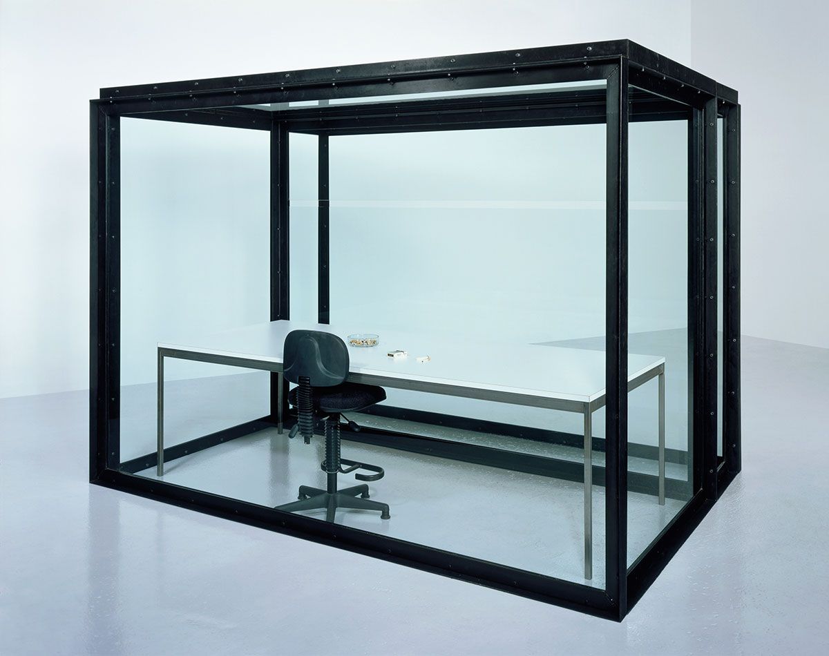 ダミアン・ハースト《後天的な回避不能》1991年、テート美術館蔵　Photographed by Prudence Cuming Associates (C) Damien Hirst and Science Ltd. All rights reserved, DACS/Artimage 2025