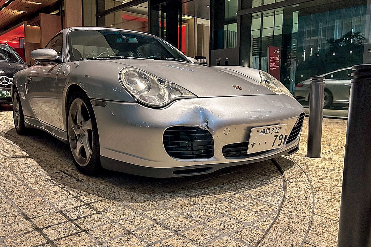 右のフロントが凹んだエンジン編集部の911。