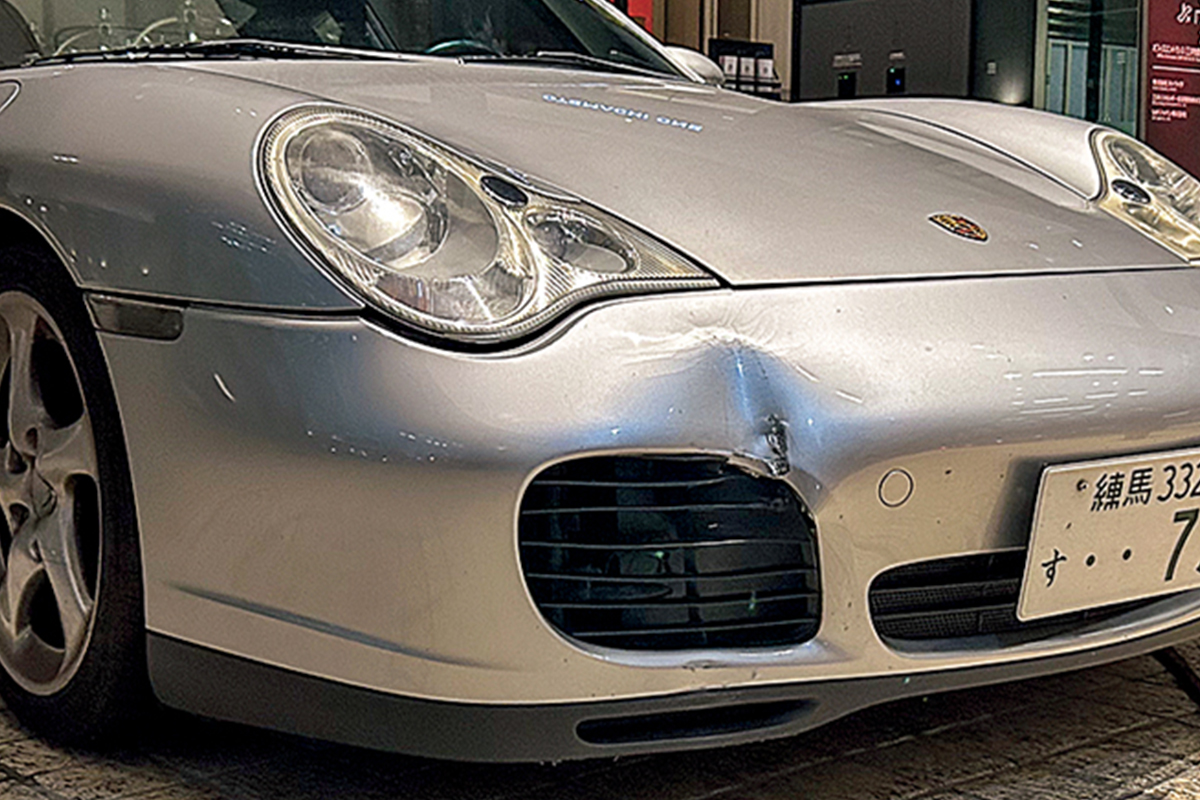 ブツけられちゃいました エンジン編集部のポルシェ911がピンチ