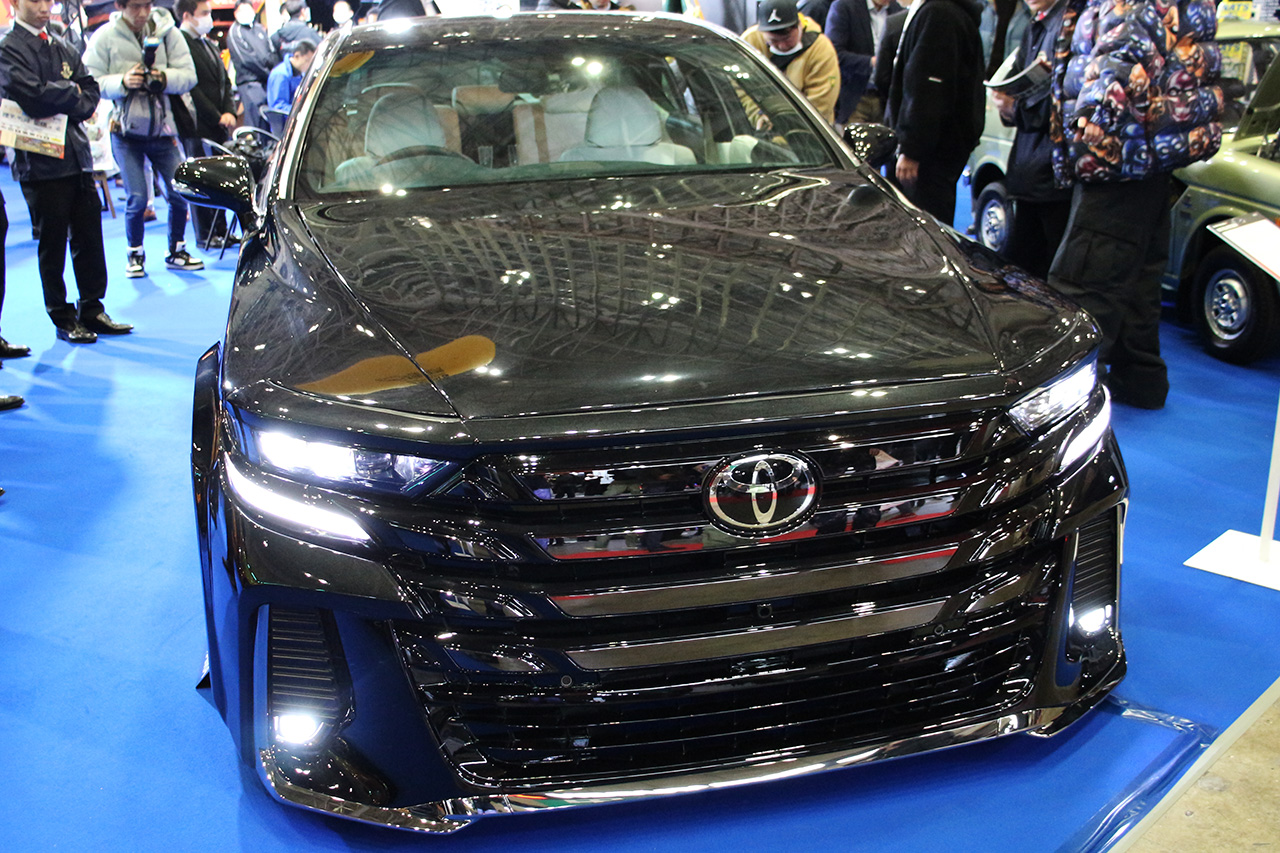 ヴェルファイアの顔面をセダンに移植！ 灰皿まで装備したこだわりの